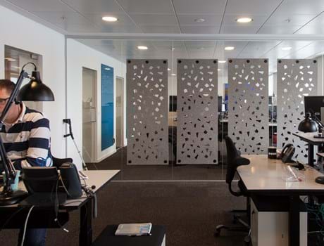 Rumafskærmning i grå filt hos Ticketmaster (1)